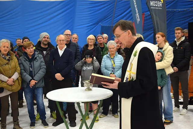 Pfarrer Rainer Hangler aus Ebbs übernahm die feierliche Segnung der Halle.  | Foto: TCS-Ebbs