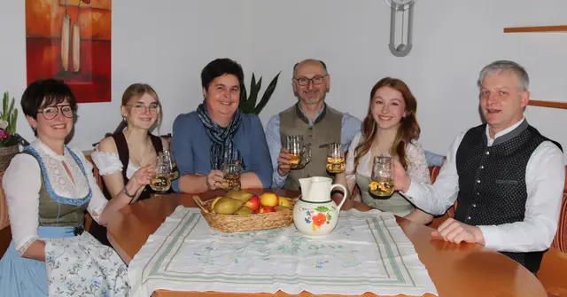 Sie laden herzlich zur Mostkost in Pregarten ein: (v.l.) Ortsbäuerin Renate Danninger, Angelika, Ingrid, Anton und Johanna Lengauer (gastgebende Familie) sowie Stefan Seyr, Obmann des Vereins Landleben. | Foto: Jasmin Tober