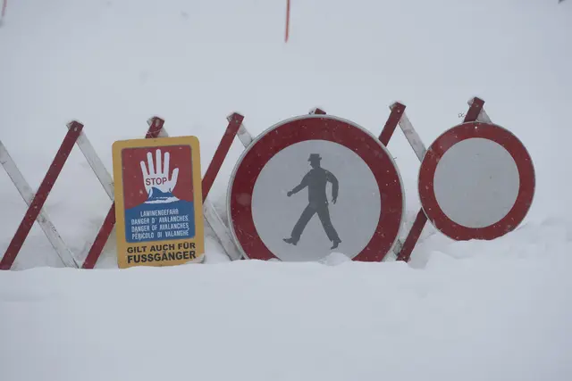 Die Alpinpolizei appelliert, auf Skitouren und Variantenfahrten zu verzichten, auf gesicherten Pisten zu bleiben und sich vor jeder Tour umfassend über die Lawinenlage zu informieren. (Symbolbild) | Foto: smarterpix
