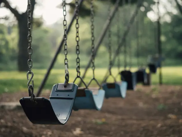 Zwei unbekannte Männer sollen eine Holzpyramide auf einem Spielplatz mit Pyro stark beschädigt haben. (Symbolfoto) | Foto:  Aaron Burden/Unsplash