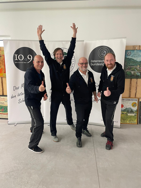 Rudi und Willi Sailer freuen sich gemeinsam mit Sigmar Kahlen und Matthias Schneider als Mannschaft der Schützengilde Hall über den Einzug in das Halbfinale der Luftpistolen-Bundesliga 2025/26. | Foto: SG Hall