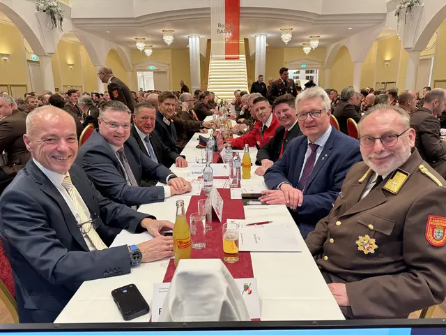 Ehrengäste: Andreas Ramharter, Wolfgang Kocevar, rechts: Bezirkshauptmann Christian Pehofer, Christoph Kainz, Feuerwehrkurat Stephan Holper. | Foto: BFKDO BADEN / Stefan Schneider