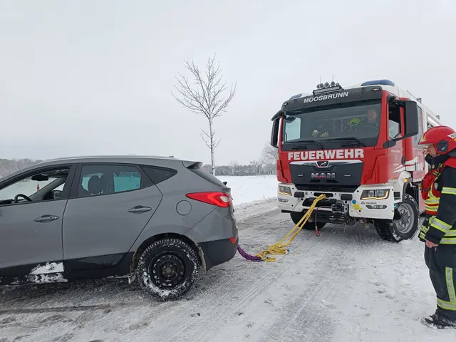 Wieder auf der L156, erneut in Richtung Gramatneusiedl, war ein Fahrzeug von der Fahrbahn abgekommen und im Schnee stecken geblieben.  | Foto: Freiwillige Feuerwehr Moosbrunn
