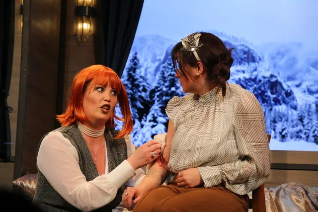 Gräfin Andrenyi (Rebecca Binder) und Mary Debenham (Magdalena Hangler). | Foto: MeinBezirk/Maria Rabl