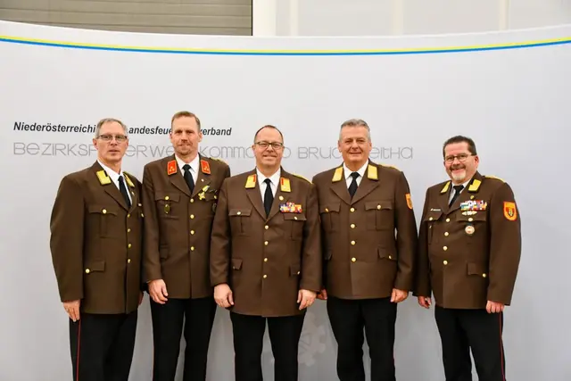 Thomas Hahn, BR Otto Pober, LFR Christian Edlinger, Landesfeuerwehrkommandant LBD Dietmar Fahrafellner, VI Richard Herbsthofer | Foto: Presseteam BFKDO Bruck/Leitha