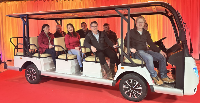 Bei der offiziellen Präsentation am vergangenen Samstag strömten zahlreiche Interessierte aus Drosendorf und Umgebung, um das neue E-Fahrzeug aus nächster Nähe zu sehen. | Foto: Stadtgemeinde Drosendorf-Zissersdorf
