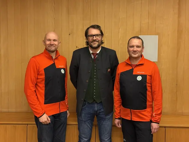 Markus Meisterhofer (r.) übergab die Leitung der Ortsstelle der Bergrettung Waldbach nach 27 Jahren an Reinhold Schöngrundner. Zu diesem historischen Moment für den Verein war auch Stefan Schröck, Landesleiter
Bergrettung Steiermark, gekommen.  | Foto: Laura Plank