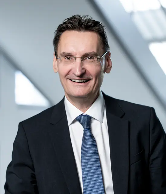 Holding CEO Gert Heigl zeigt sich erfreut über die Umfrageergebnisse, die dem Konzern für 2025 eine gesteigerte Kundinnen- und Kundenzufridenheit ausweisen. | Foto: Kanizaj