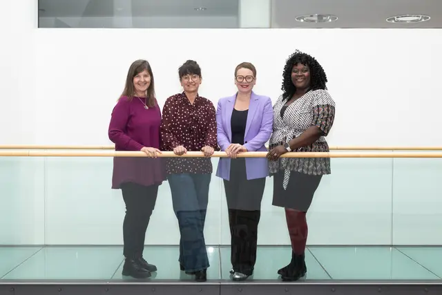 Von links: Anne Brack (Frauenbüro Linz), Preisträgerin Elke Welser (Beratungsstelle LENA), Frauenstadträtin Eva Schobesberger und die Linzer Frauenbeauftragte Abena Carty-Pinner. | Foto: Stadt Linz