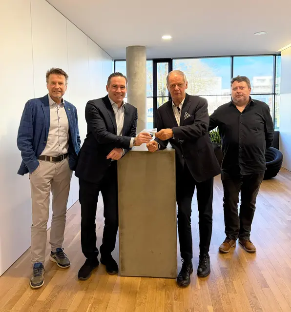 Die bisherigen Eigentümer Günther Lindinger (2. von re.) und Helmut Feichtinger (re.) übergeben den Schlüssel zur TFM an Mario Haidlmair (2. v.li.) und Günther Hitzl, M&amp;A Manager der Haidlmair-Gruppe (li.).  | Foto: Haidlmair