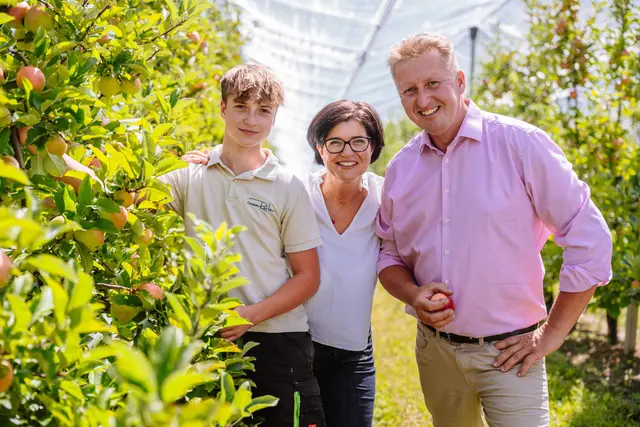Reiter führt gemeinsam mit ihrem Mann Thomas einen Obstbaubetrieb mit Direktvertrieb in Gleisdorf. Am Foto mit Sohn Adam.  | Foto: LK Steiermark/Fuchs