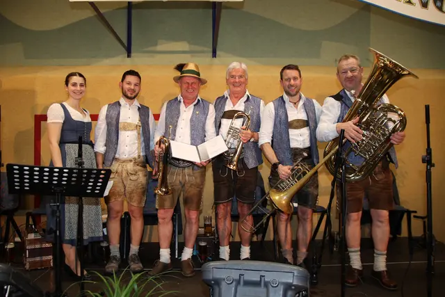 Die Irrsdorfer Tanzlmusi organisierte zum 23. Mal das ausverkaufte Gstanzlsingen. Lisa, Lukas, Sepp, Fritz, Michi und Franz.