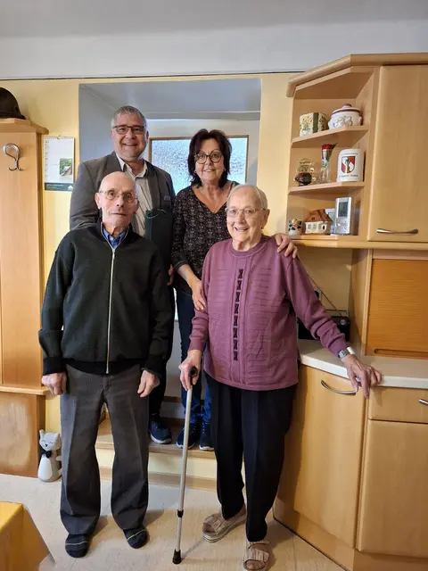 Bgm. Peter Frühberger, Tochter Theresia Seidl, Jubilar Alois Fürnkranz mit Gattin Anna. | Foto: Gemeinde Seefeld-Kadolz