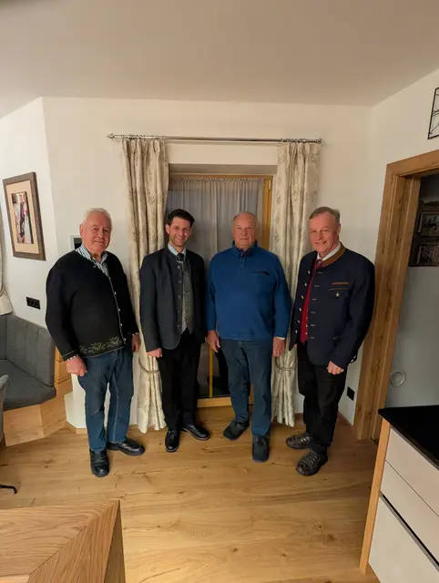 v.l.n.r.: Heimatverein Anton Baier, Bgm. Thomas Kößler, Jubilar Josef Pfeifenberger, Seniorenbund-Obmann Alfred Pfeifenberger | Foto: Gemeinde Zederhaus