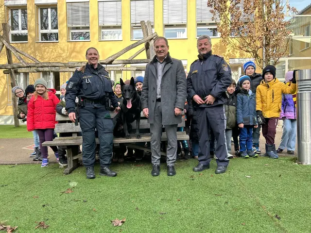 Gemeindechef Christian Schöffmann (ÖVP) (Mitte) durfte sich vor Ort von den Vorführungen für die Kinder überzeugen lassen. | Foto: Gemeinde Gunskirchen