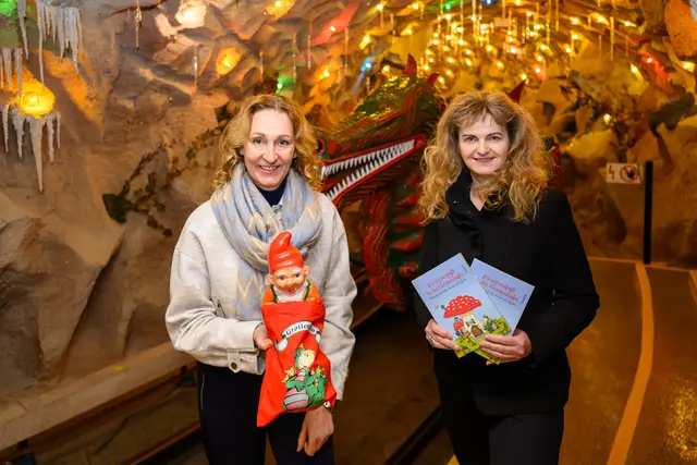 Grottenbahn-Leiterin Barbara Kaiser-Anzinger und Linz AG-Vorstands-direktorin Jutta Rinner (r.) vor der berühmten Drachenbahn. | Foto: fotokerschi.at