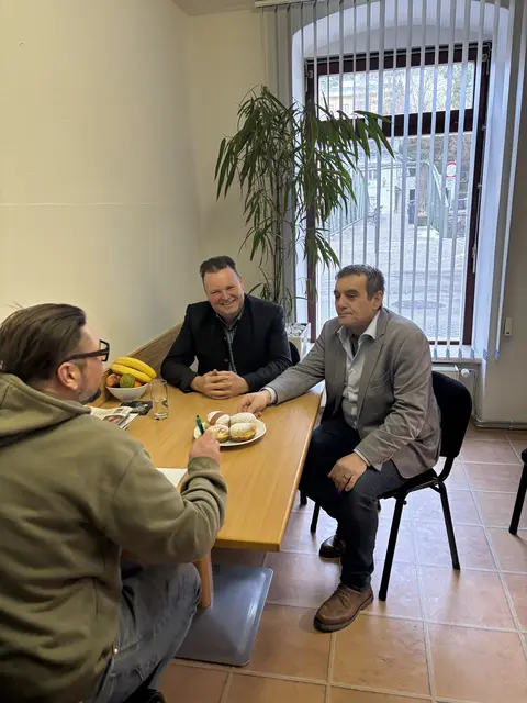 MeinBezirk-Redakteur Roland Mayr beim Interview mit Bürgermeister Franz Sonnleitner und Landtagsabgeordnetem Anton Erber | Foto: Andreas Pechgraber/Volkspartei Bezirk Scheibbs