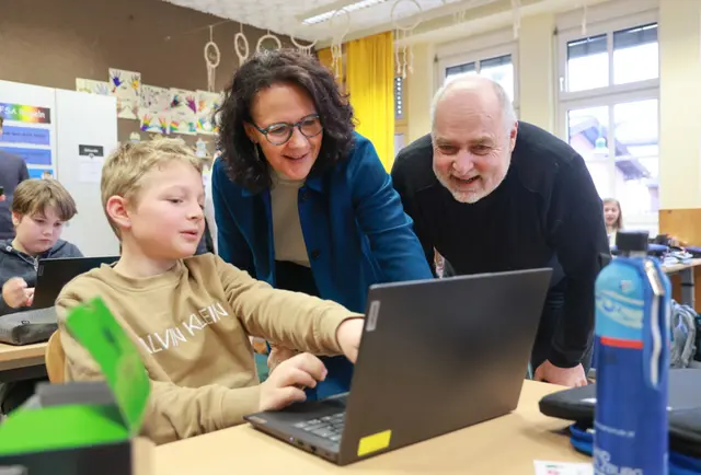 Im Bild: Landesrätin Daniela Gutschi, Paul Beyer (EDTECH Austria) in der Mittelschule Bergheim. | Foto: Land Salzburg/Franz Neumayr