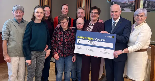 Alois Pachinger (2.v.r.), Obmann des Seniorenbunds Rainbach, überreicht einen 1.000-Euro-Spendenscheck an die Lebenshilfe-Arbeitsgruppe Freistadt/Unterweißenbach. | Foto: Lebenshilfe OÖ