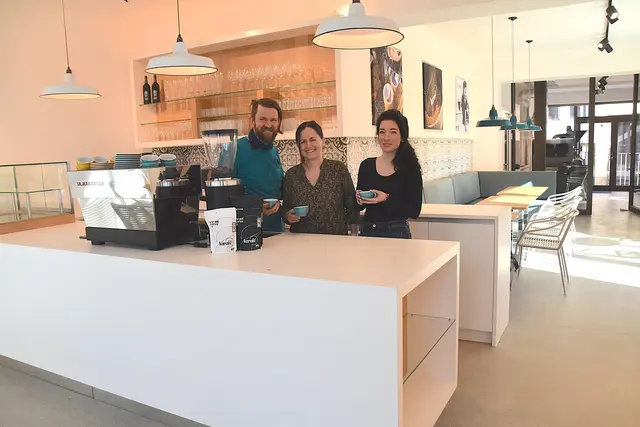 "Karofé" ist eine Rösterei mit angeschlossenem Café: Matthias und Karolin Raiger mit Sandra Scharka, die das Café führen wird. | Foto: MeinBezirk/Michael Strini