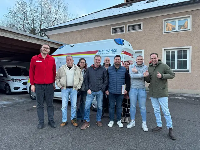 Das Team von Taxi Kratzer-Heel zeigt, nach dem kürzlich erfolgreichen Erste-Hilfe-Kurs vollen Einsatz, Sicherheit für alle Fahrgäste inklusive. | Foto: Heel
