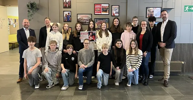  AK YOUNG Kinogutschein für die Schüler:innen der 3B der Mittelschule Gföhl.
v.li.n.re.: Günter Kastner (AK-Referatsleiter Schule), KV Alexandra Himmetzberger, Doris Schartner (AK-Bezirksstellenleiterin Krems) und Schulleiter Mario Simlinger mit Schüler:innen der 3B. | Foto: Günter Kastner/AKNÖ