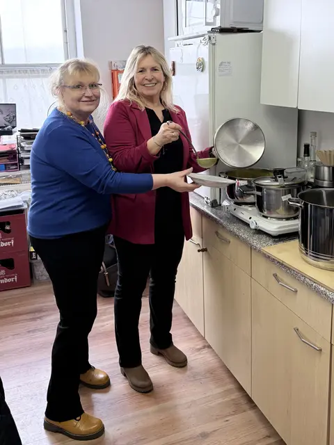 Auch Bürgermeisterin Sabine Breckner (rechts) genoss eine Mittagssuppe. | Foto: ORA International