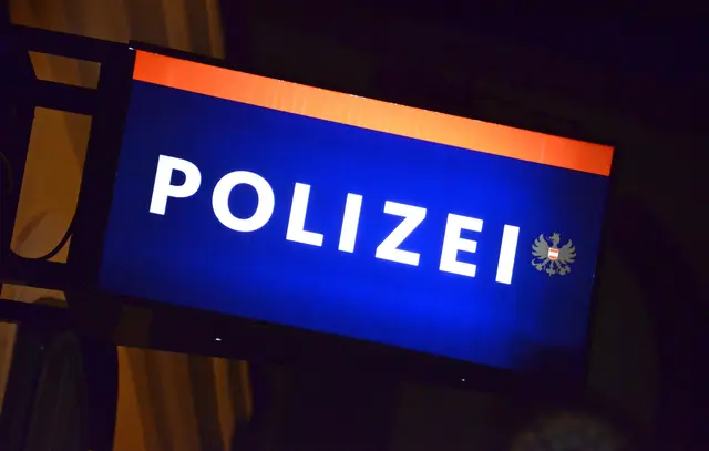 Eine sichtlich betrunkene Frau randalierte in einem Stiegenhaus und schlug mit Fäusten und Füßen gegen eine Wohnungstür. Bei der Festnahme und einem damit verbundenen Promilletest wurden 4 Promille festgestellt. (Symbolfoto)
 | Foto: Spitzi/Smarterpix
