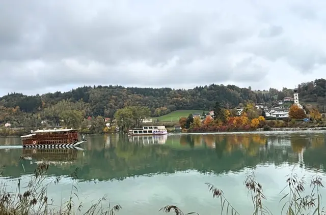 Zufällig gleichzeitig am Inn im herbstlichen Wernstein: Die MS Schärding und das Bayerische Prunkschiff. | Foto: Gruber