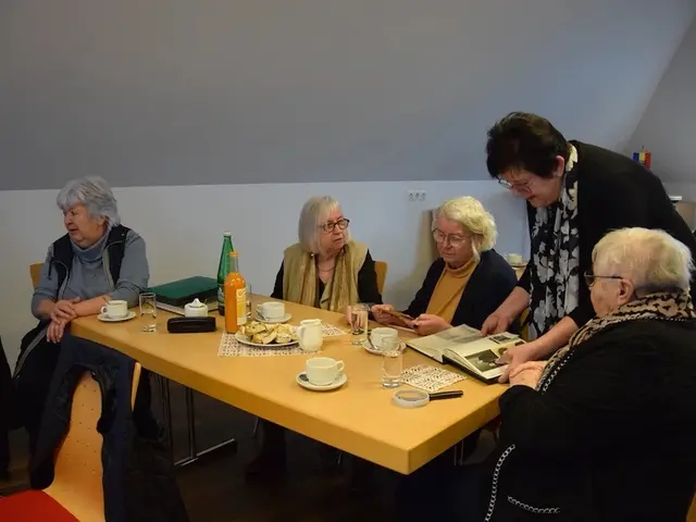 Die zahlreichen Interessierten brachten Bilder aus ihrem Privatarchiv mit. | Foto: Gemeinde Berg