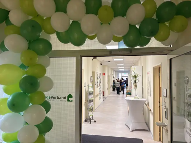 Eröffnung des Tageszentrums in Bruck: Die Gäste bei einem Rundgang durch die neuen Räumlichkeiten.  | Foto: MeinBezirk/Angelina Koidl