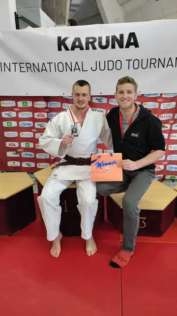 Daniel Schimpf (l.) aus Scharten erreichte beim stark besetzten internationalen Judo-Turnier den dritten Platz.  | Foto: Judoverein Dynamic One 
