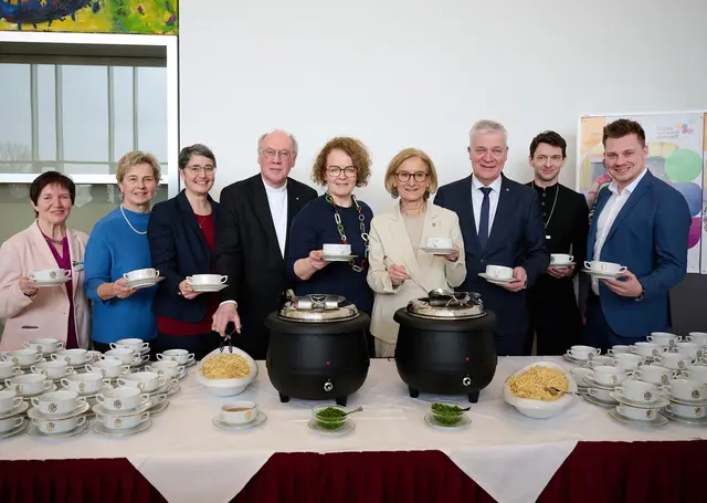 At the benefit soup supper in the Lower Austria State House: Anna Raab, Deputy Chairwoman of the Catholic Women's Movement Austria and Responsible for the Family Fasting Day Action, recipe provider Anna Rosenberger, former Chairwoman of the Catholic Women's Movement (kfb) of the Diocese of St. Pölten, Monika Liedler, Chairwoman of the Catholic Women's Movement of the Diocese of St. Pölten, Diocesan Bishop Alois Schwarz, State Councillor Christiane Teschl-Hofmeister, Governor Johanna Mikl-Leitner, State Councillor Anton Kasser, Superintendent Michael Simmer and St. Pölten Vice Mayor Florian Krumböck. | Foto: NLK Pfeiffer
