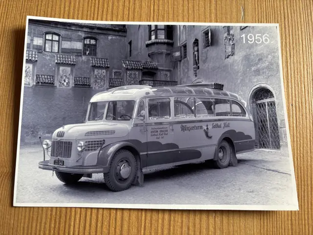 Einer von Anton Kratzers Bussen vor dem historischen Haller Rathaus im Jahr 1956. | Foto: Heel