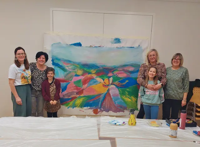 Lena und Martina Pucher, Theresia Leitner, Emma Kiendl und Heide Kleinhappel mit dem von Großeltern-Eltern-Schülern gemalten Bild.  | Foto: privat