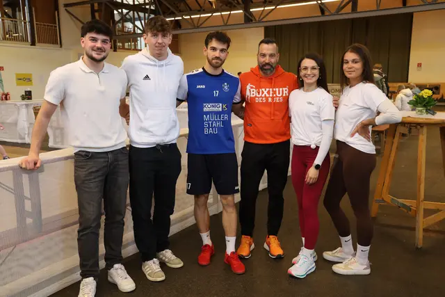Marc und Michelle Fabiani mit dem Benefizhelferteam in der Thermenlandhalle | Foto: Johann Schleich