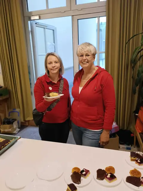 Die Mütterrunde Neufelden organisiert zweimal im Jahr einen Kinderwarenbasar - es gibt auch süße Stärkungen für die Einkäuferinnen.  | Foto: Pernsteiner