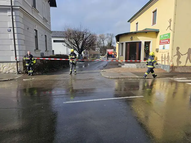 Nach einem Chemikalienaustritt wurde der Bereich rund um die Abwasser-Pumpstation weiträumig abgesperrt. | Foto: FF Leoben-Stadt/Steuber N.