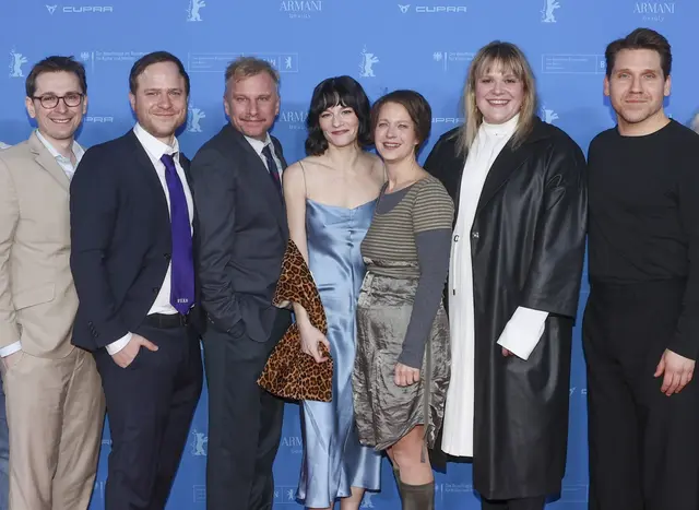 Drehbuchautor Senad Halilbašić, Regisseur Adrian Goiginger, Robert Stadlober, Valerie Pachner, Barbara Pachl-Eberhart, Stefanie Reinsperger und Hanno Koffler (v. l.) auf der Berlinale. Am 25. Feber feiert man die Österreichpremiere in Gleisdorf.  | Foto: Christian Semmer