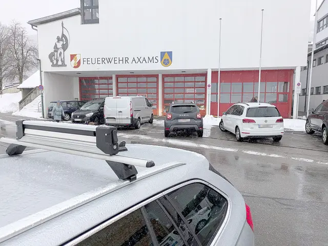 Ein Bild, dessen Inhalt kaum zu glauben ist: Gleich mehrere Fahrzeuge blockieren die Feuewehrausfahrt. | Foto: Feuerwehr Axams