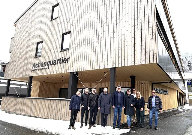 Repräsentanten von Sparkasse und Verein "Fair Leben" vor dem neuen Achenquartier am Bahnhof. | Foto: Nikolaus Kogler