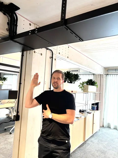 Architekt Sebastian Mitterer erklärte das Baukastensystem | Foto: Nikolaus Kogler