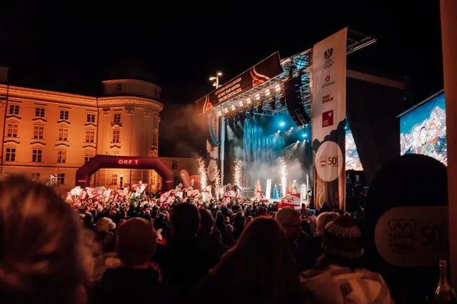 Medaillenfeier für Österreichs Wintersportteam am Landestheater-Vorplatz in Innsbruck. Zahlreiche Fans, Fahnen und Sportbegeisterte sorgten für festliche Stimmung beim Empfang der Olympiamannschaft. | Foto: OEOC/ Niklas Stadler