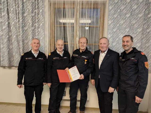 Bei der Jahreshauptdienstbesprechung der Feuerwehr Salmannsdorf wurden Auszeichnungen überreicht und Beförderungen durchgeführt. | Foto: FF Salmannsdorf
