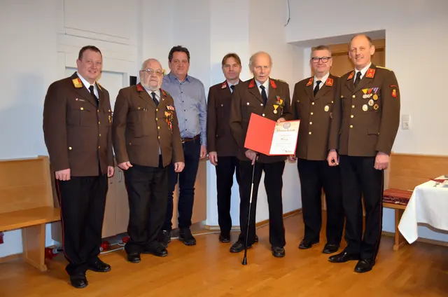 Bei der Vollversammlung der FF Altenhof wurde ein Kamerad für 70-jährigen Feuerwehrdienst ausgezeichnet. | Foto: Freiwillige Feuerwehr Altenhof am Hausruck