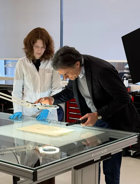 Lukas Madersbacher, Kunsthistoriker der Universität Innsbruck und stv. Obmann des Vereins Tiroler Landesmuseum Ferdinandeum, bei der Begutachtung der angekauften Schiele-Zeichnung vom Innsbrucker "Leuthaus" mit Restauratorin Sarah Simon. | Foto: TLM/Fritz