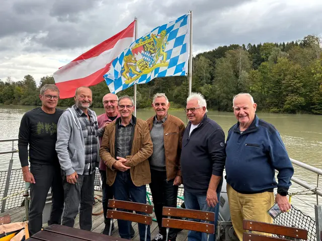 Eine flotte Männerrunde mit Bürgermeister Günter Streicher an Bord des Brauereischiffes. | Foto: Gruber