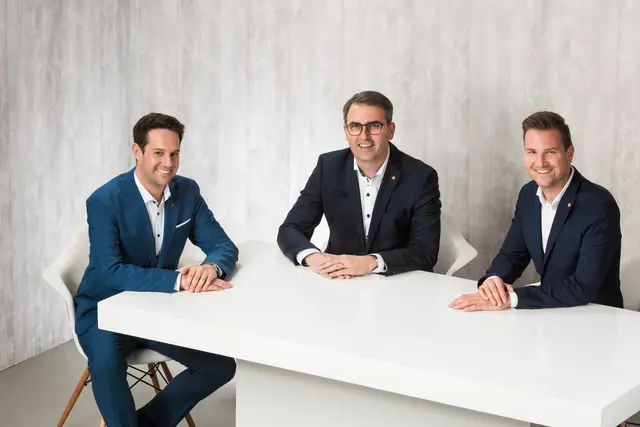 Die erweiterte Geschäftsführung von Riederbau: Lukas Hechenblaickner, Anton Rieder und Raphael Lindermayr (v.l.). | Foto: Christoph Ascher