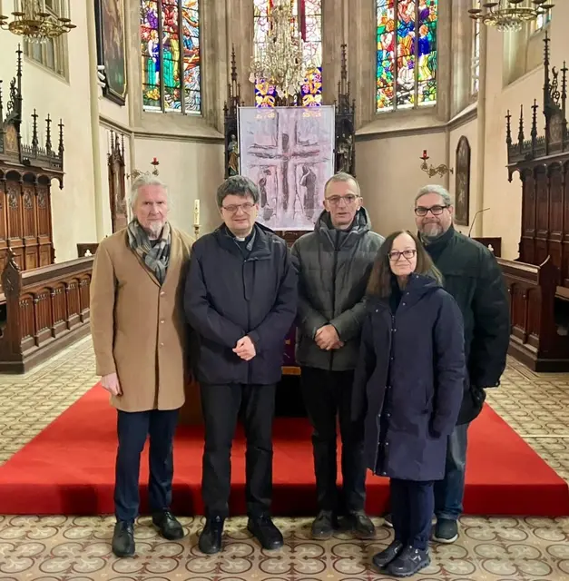 v.li.n.re.: Pfarrgemeinderat Konrad Stania, Pfarrer Matthias Martin, das neue Fastentuch der Pfarrkirche Stein-St. Nikolaus, der gestaltende Künstler Leo Pfisterer, Jutta Fischel (die das Künstlergespräch führte), Gemeinderat Klaus Bergmaier | Foto: Andrea Bergmaier
