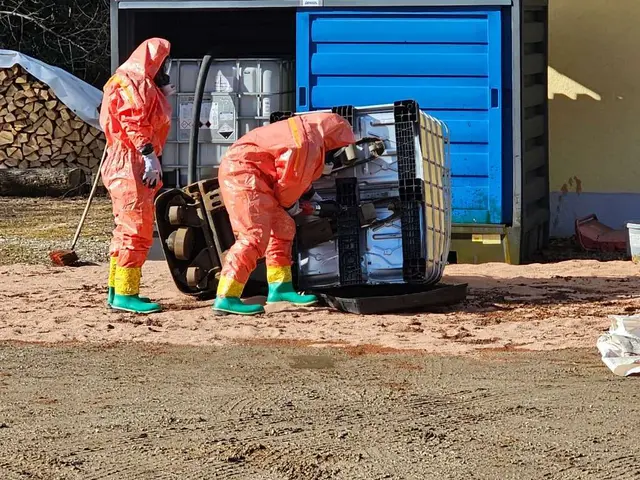 Rund 500 Liter einer ätzenden Substanz traten in der Gösser Straße aus. Ein Teil konnte von der Feuerwehr erfolgreich gebunden werden. | Foto: FF Leoben-Stadt/Steuber N.